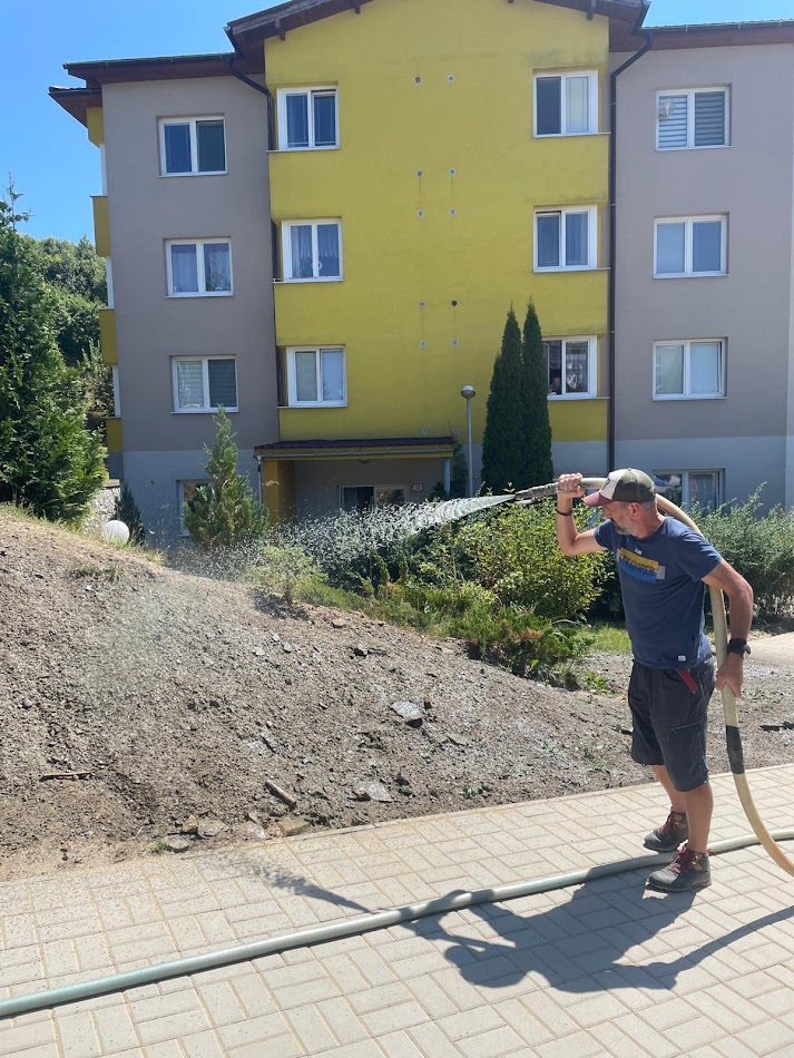 Oporný múr zo strany